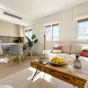 Genteel Giralda Apartment